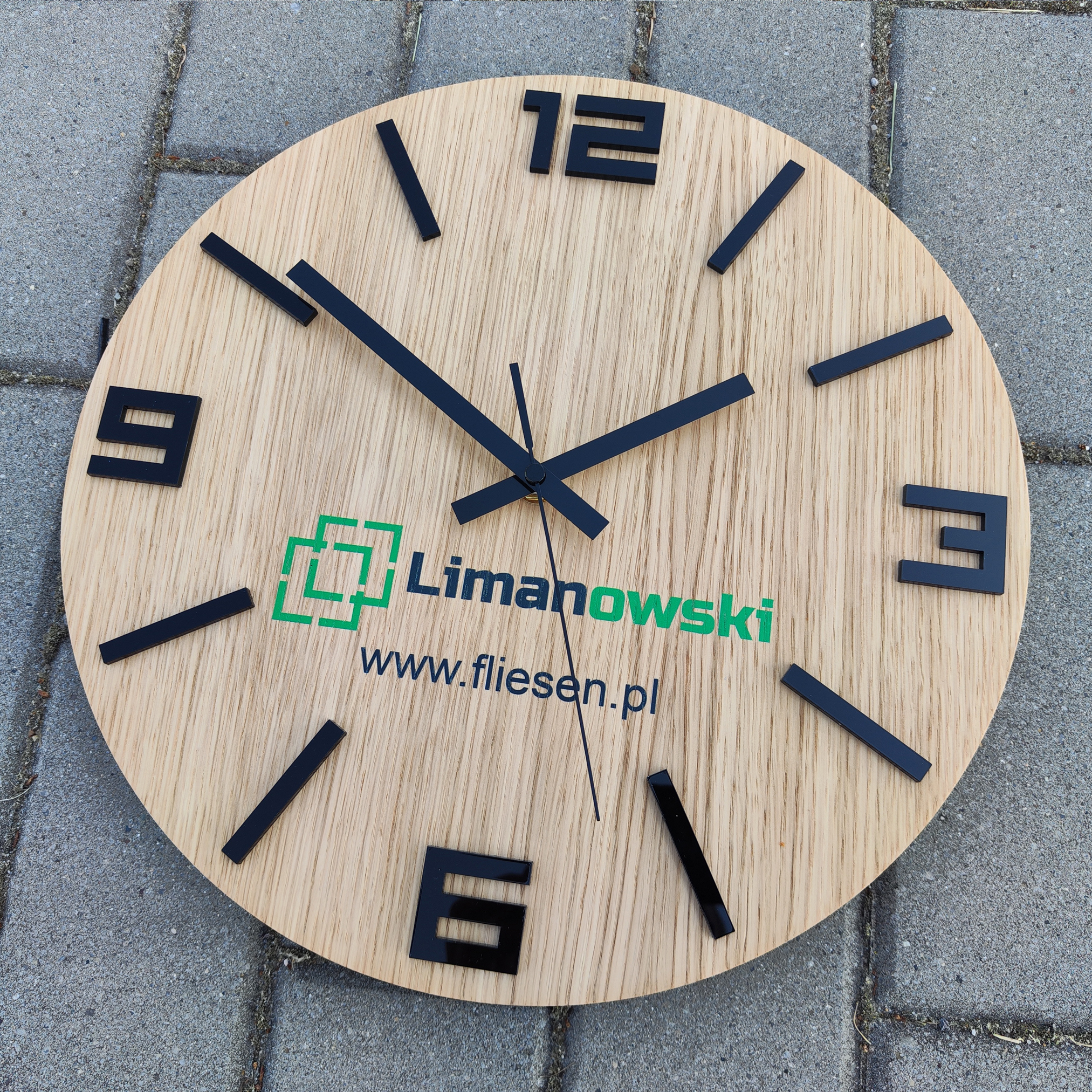 Zegar Drewniany Fornirowany Dębowy z Logo dla Firmy Glazurniczej